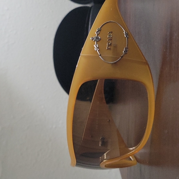 2 pair of Prada sunglasses - Picture 3 of 6